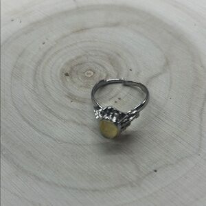 Chic Silver Ring with Yellow Accent